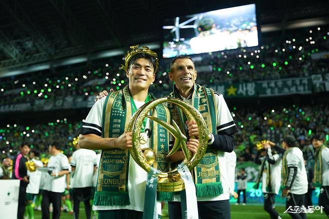 [단독] K-심판들의 ‘눈엣가시’ 거스 포옛 사단, 끝내 전북 떠난다!…코리아컵 파이널이 고별전→“헌신한 포옛과 ‘인종차별자’ 오명 쓴 타노스에 두번째 트로피까지” 녹색군단, ‘더블’ 의지 활활