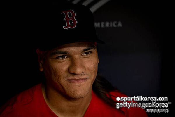 '충격의 2대3 트레이드' 팀 최고 유망주를 왜 팔았을까…'역대급 복잡한 이름' 외야수 보내고 'MLB 9경기' 우완 영입