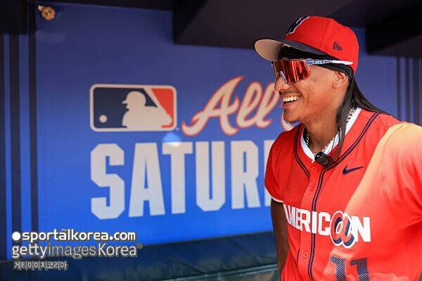 '충격의 2대3 트레이드' 팀 최고 유망주를 왜 팔았을까…'역대급 복잡한 이름' 외야수 보내고 'MLB 9경기' 우완 영입