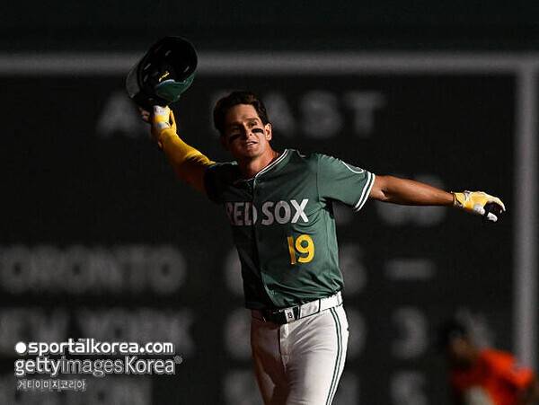 '충격의 2대3 트레이드' 팀 최고 유망주를 왜 팔았을까…'역대급 복잡한 이름' 외야수 보내고 'MLB 9경기' 우완 영입