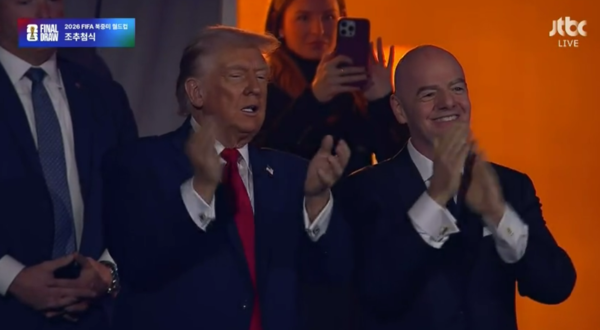 월드컵 조추첨에 트럼프 美 대통령 등장… '괴짜 대통령'이 기립박수 보낸 사연