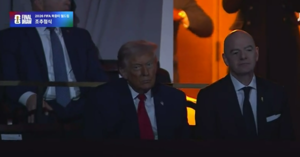 월드컵 조추첨에 트럼프 美 대통령 등장… '괴짜 대통령'이 기립박수 보낸 사연