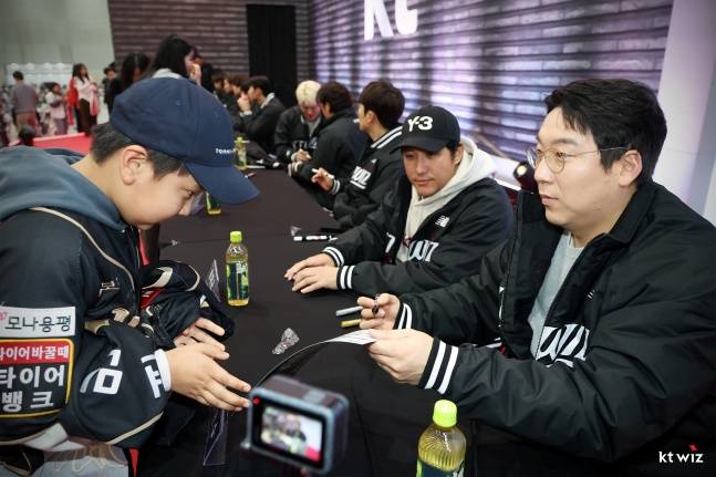 부산 갈매기 띄운 황재균, KT는 베테랑 결정 기다린다