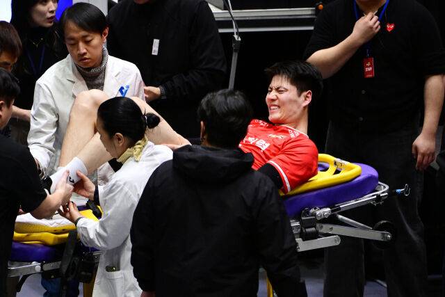 코트에 쓰러진 24세 몽골 청년을 바라보는 안타까움…