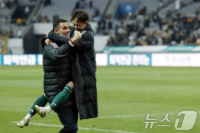 '포옛 감독 OUT설' 정조국 전북 코치가 답했다