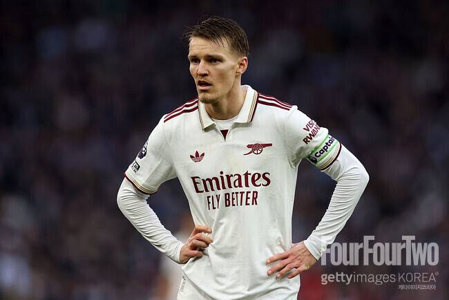 [pl.review] ‘18경기 무패 행진 깨졌다’ 후반 추가시간 무너진 아스널…에메리의 빌라에 1-2 패