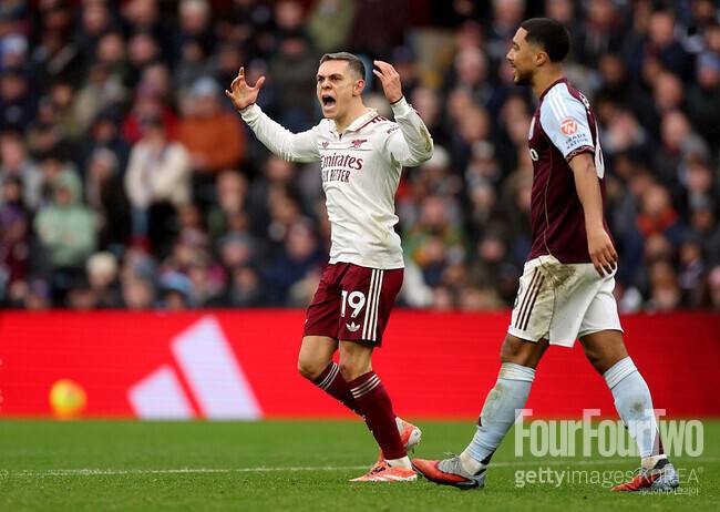 [pl.review] ‘18경기 무패 행진 깨졌다’ 후반 추가시간 무너진 아스널…에메리의 빌라에 1-2 패