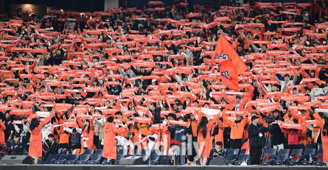 ‘한화 19년 만에 KS 진출’ 1231840명 열광적인 팬들 없었더라면…뜨거운 대전 야구 인기, 내년에도 이어질까