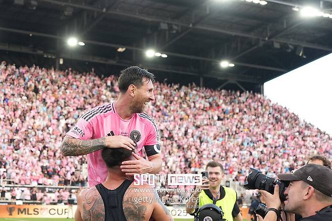 '미국 완전 정복' 메시, 결승전에서 2도움…마이애미, 손흥민 이긴 밴쿠버 3-1 제압 MLS컵 우승 → 메시 48번째 트로피