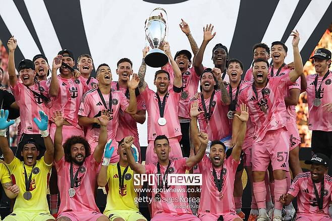 '미국 완전 정복' 메시, 결승전에서 2도움…마이애미, 손흥민 이긴 밴쿠버 3-1 제압 MLS컵 우승 → 메시 48번째 트로피