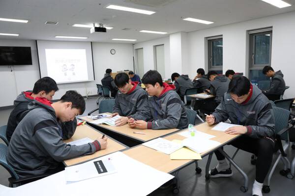 챔피언 LG 트윈스 선수는 말과 행동에도 책임이 따른다...양우진 등 신인 12명, 이천 교육 세미나 수료