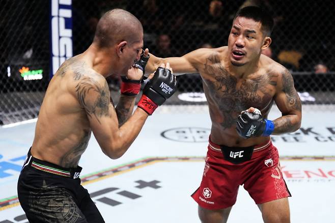 UFC 역사상 최초 ‘2000년대생+亞 챔피언’ 탄생…단 26초 만에 끝난 허망한 타이틀전