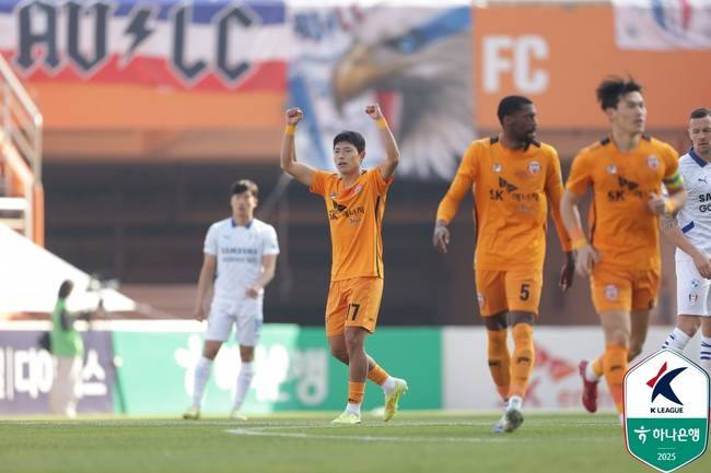 [승강 PO 현장리뷰] '이변은 없었다' 제주, 합산 3-0으로 1부 잔류...'실책+퇴장' 자멸한 수원은 승격 실패