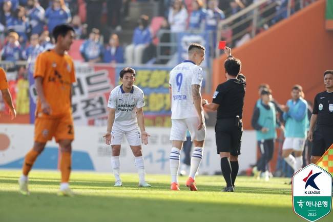 [승강 PO 현장리뷰] '이변은 없었다' 제주, 합산 3-0으로 1부 잔류...'실책+퇴장' 자멸한 수원은 승격 실패