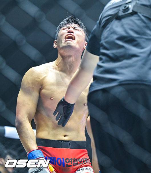 '만취객으로부터 女 구한 영웅인데…' 2000년생 파이터, 눈물의 기권패 [로드FC 075]