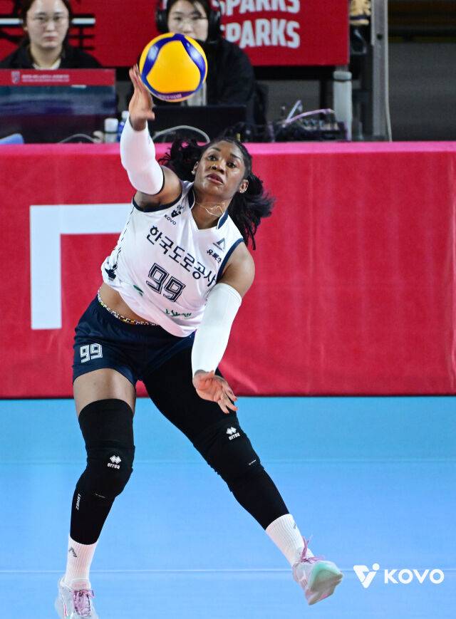 '승승패패승' 1위팀 도로공사 겨우 이겼다, 모마+타나차+강소휘 59점 폭발…꼴찌의 반란 없었다, 정관장 패패패패 어쩌나 [MD대전]