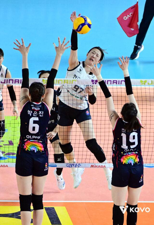 '승승패패승' 1위팀 도로공사 겨우 이겼다, 모마+타나차+강소휘 59점 폭발…꼴찌의 반란 없었다, 정관장 패패패패 어쩌나 [MD대전]