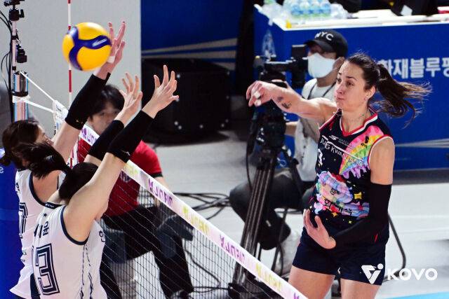 '승승패패승' 1위팀 도로공사 겨우 이겼다, 모마+타나차+강소휘 59점 폭발…꼴찌의 반란 없었다, 정관장 패패패패 어쩌나 [MD대전]