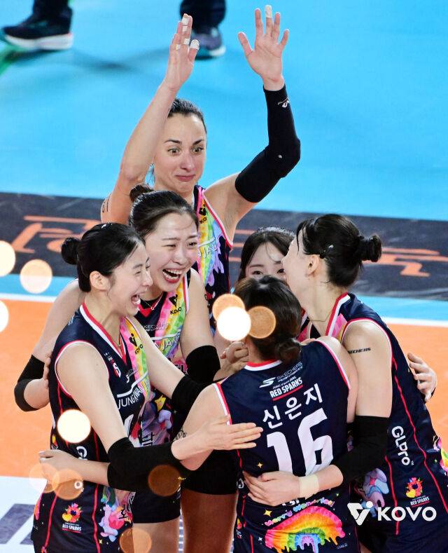 '승승패패승' 1위팀 도로공사 겨우 이겼다, 모마+타나차+강소휘 59점 폭발…꼴찌의 반란 없었다, 정관장 패패패패 어쩌나 [MD대전]