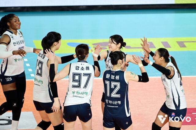 '승승패패승' 1위팀 도로공사 겨우 이겼다, 모마+타나차+강소휘 59점 폭발…꼴찌의 반란 없었다, 정관장 패패패패 어쩌나 [MD대전]