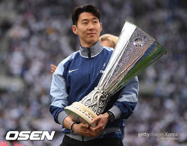 “손흥민에게 특별한 선물 준다더니 겨우 벽화였어?” 토트넘 팬심 대폭발 “쏘니 동상 세워라”