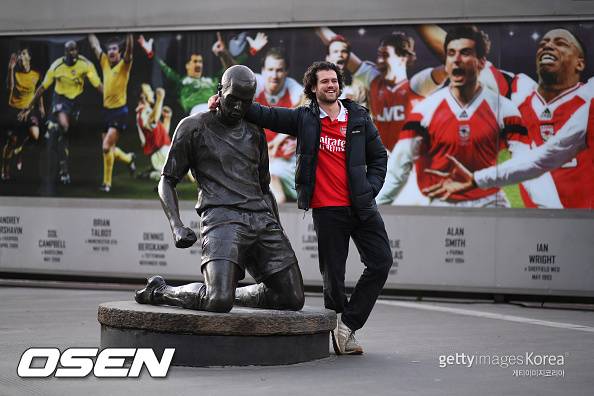 “손흥민에게 특별한 선물 준다더니 겨우 벽화였어?” 토트넘 팬심 대폭발 “쏘니 동상 세워라”