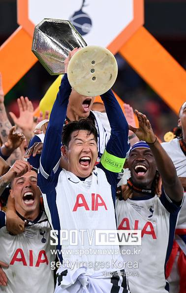 토트넘 ‘오피셜’ 공식발표, 손흥민 “영원히 남는다” 런던 중심에 태극기 펄럭…벽화 완성 중