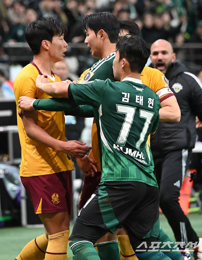 [현장에서]'퇴장·퇴장·퇴장' 축구 아닌 'UFC' 같았던 코리아컵 결승, 이해할 수 없는 행동과 이해할 수 있는 마음