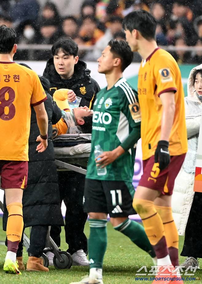 [현장에서]'퇴장·퇴장·퇴장' 축구 아닌 'UFC' 같았던 코리아컵 결승, 이해할 수 없는 행동과 이해할 수 있는 마음
