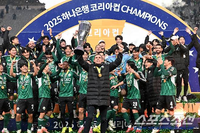 [현장에서]'퇴장·퇴장·퇴장' 축구 아닌 'UFC' 같았던 코리아컵 결승, 이해할 수 없는 행동과 이해할 수 있는 마음