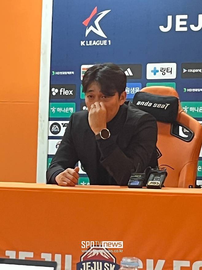 [SPO 현장] 기자회견 도중 '48초의 정적'...결국 눈물까지 흘렸다 변성환 감독