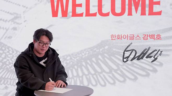 천재타자 '100억 하이재킹' 성공!…한화, 내부 FA 김범수·손아섭 감감무소식 왜?