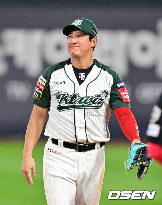 황재균 롯데 복귀? 의미심장 SNS에 추측 난무…'102억 듀오' 황재균-장성우, 언제 계약 소식 들려올까