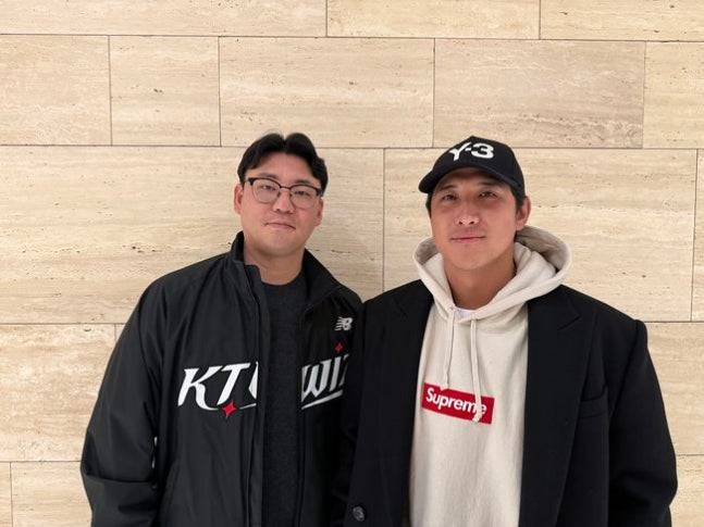 황재균 롯데 복귀? 의미심장 SNS에 추측 난무…'102억 듀오' 황재균-장성우, 언제 계약 소식 들려올까