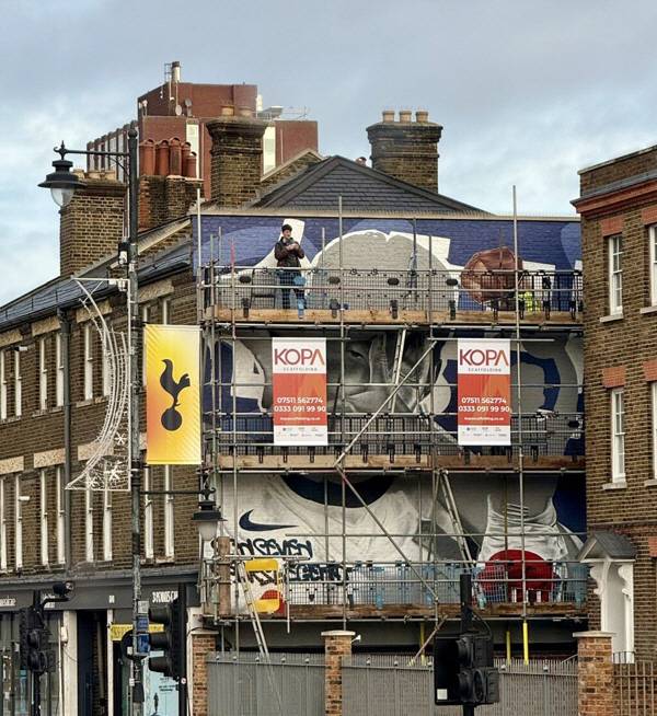 역시 손흥민, 태극기 몸에 감고 '눈물' 英 벽화에 새겼다…직접 디자인 참여 → 찰칵+태극기 토트넘에 영원히