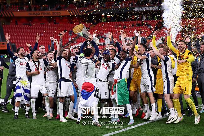 역시 손흥민, 태극기 몸에 감고 '눈물' 英 벽화에 새겼다…직접 디자인 참여 → 찰칵+태극기 토트넘에 영원히