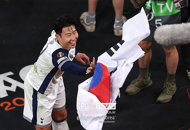 역시 손흥민, 태극기 몸에 감고 '눈물' 英 벽화에 새겼다…직접 디자인 참여 → 찰칵+태극기 토트넘에 영원히