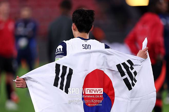 역시 손흥민, 태극기 몸에 감고 '눈물' 英 벽화에 새겼다…직접 디자인 참여 → 찰칵+태극기 토트넘에 영원히