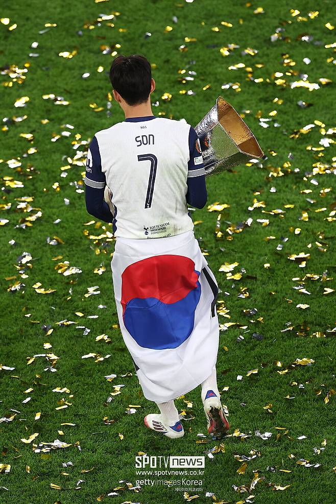 역시 손흥민, 태극기 몸에 감고 '눈물' 英 벽화에 새겼다…직접 디자인 참여 → 찰칵+태극기 토트넘에 영원히