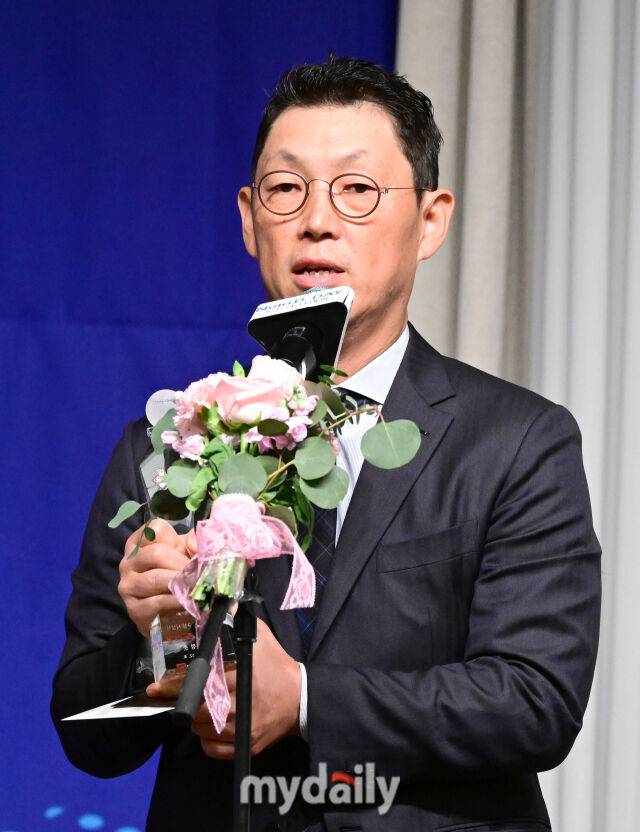 “염경엽 감독님이나 저나 야구를 못해서 잘 통한다” LG 수석코치의 대반전 폭소 유발…야구 못했지만 지도자로 최고 궁합[MD청담]