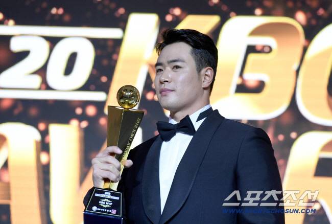 두산은 보상없이 MVP 잃고, 김재환은 욕만 먹고 적은 액수 계약. 싼값에 보상없이 거포 영입한 SSG만 위너였다