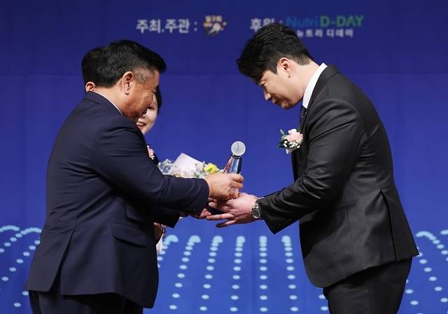 “한국 야구 발전 위해 힘쓰겠다”…유니폼 벗은 ‘끝판대장’ 오승환, 일구대상 수상