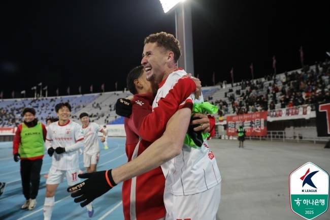 수원FC, 강등 확정…‘창단 18년 만에 승격’ 부천이 써내린 새 역사, 승강 PO 합계 4-2 압도적 차이 [MK수원]