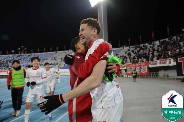 창단 18년 만에 첫 '승격' 새역사...'1골 1도움' 바사니 미친 활약, 부천FC가 1부로 간다!→수원FC에 승강 PO 합계 4-2 승리 [MD현장]