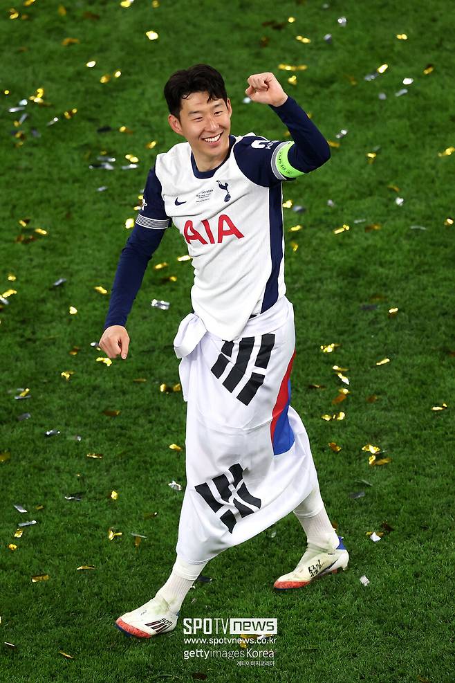 “손흥민 대체 영국에서 어떤 싸움을 한 걸까”…핵폭탄 살라, 英 매체 싸잡아 저격 “케인은 못해도 괜찮고 난 벤치로 몰아내→팀이 날 보호하지 않아”