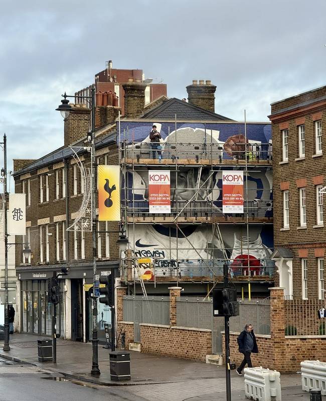 손흥민이 직접 고른 벽화, 이 모습입니다...태극기 두르고 트로피 '번쩍'+찰칵 세리머니