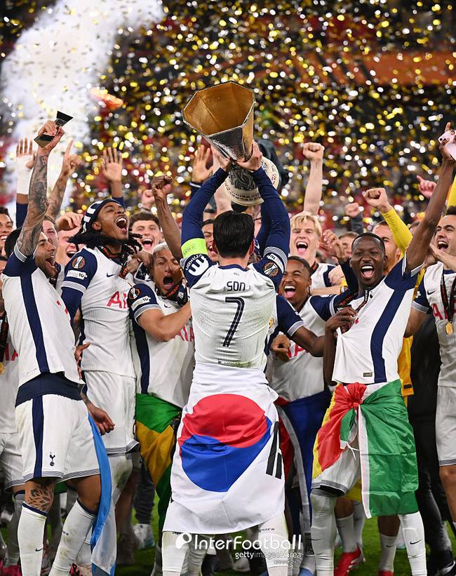 손흥민이 직접 고른 벽화, 이 모습입니다...태극기 두르고 트로피 '번쩍'+찰칵 세리머니