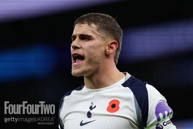 ‘패싱 할 때는 언제고’…'SON 떠나고 주장단 임명' 반 더 벤, “프랭크 감독님 신뢰하고 있습니다”