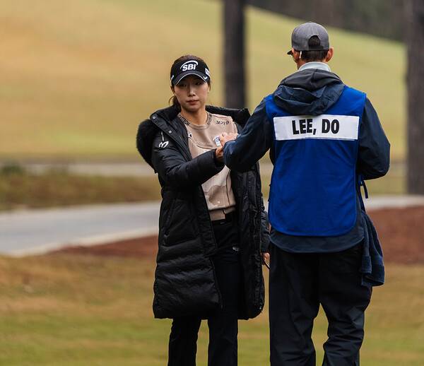 장타자 이동은, LPGA Q-시리즈 3R 단독 1위…방신실·이정은6·주수빈은?
