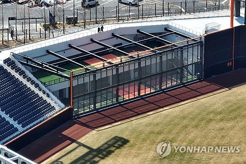 한화, 내년 홈런 최소 10개 손해? 강백호, 페라자 왔는데 '몬스터 월' 그대로 두나...없애면 좌타 7명 삼성은 '끔찍'